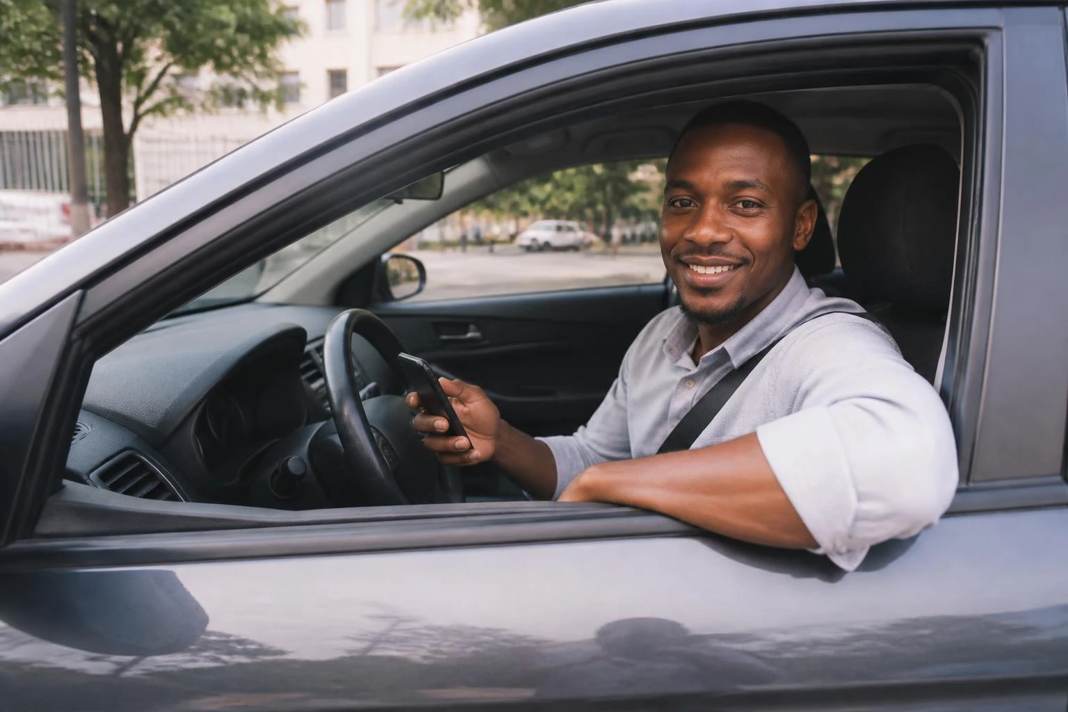 Motorista PickApp a aceitar uma viagem no telemóvel em Maputo